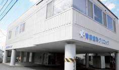 医院外観。１Ｆ：駐車場、２階：診療室。