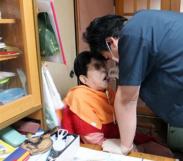 訪問歯科は患者様が楽な姿勢で◎